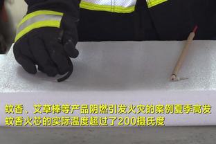 湖人自媒体晒图：詹姆斯在替补席以死亡之瞳盯着哈姆